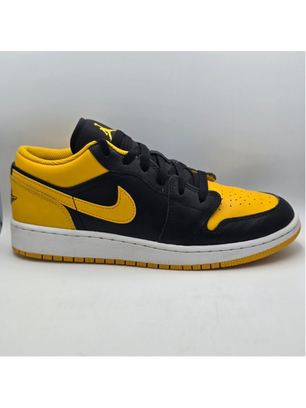 Men's Nike Air Jordan 1 Low Sneakers in Yellow and Black 7y womens 8.5